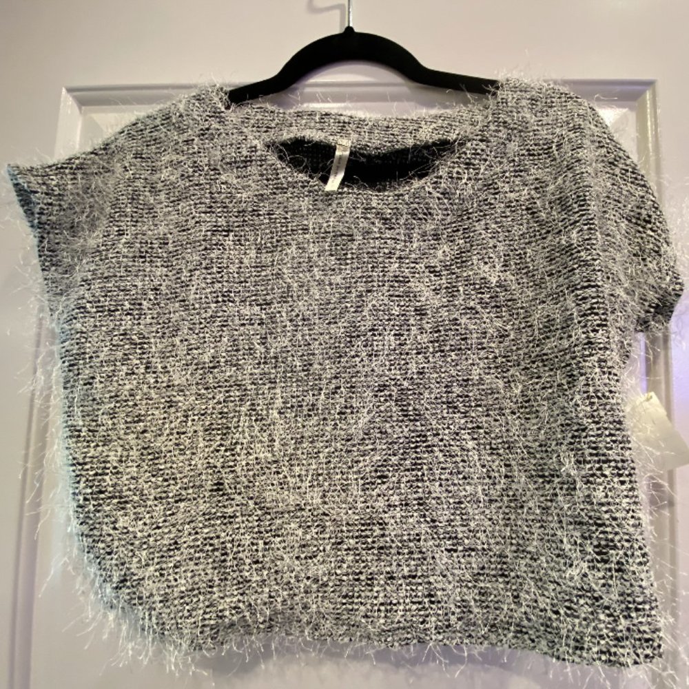 White/Black Crop Short Sleeves Top NWT